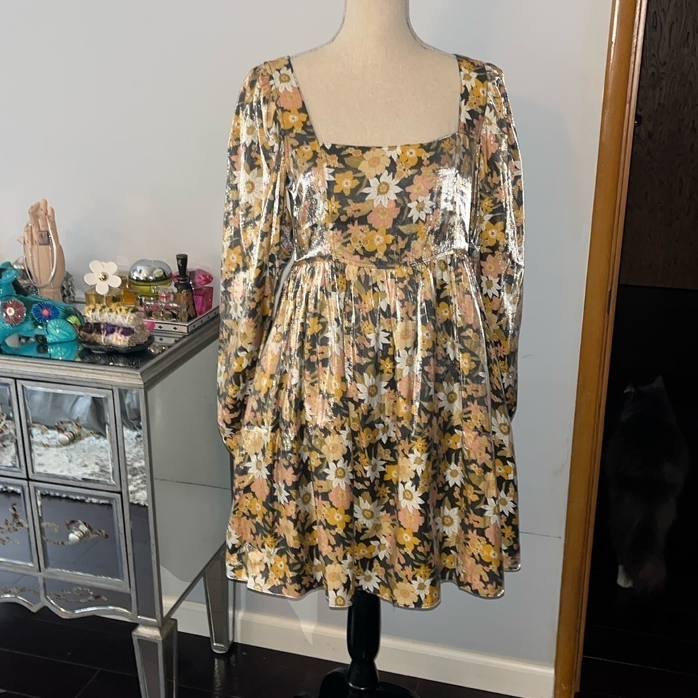 Altar'd State Shiny Shimmer Daisy Babydoll Dress Size Medium Puff Sleeve Floral